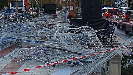 Waterspout lifts up boats and destroys Christmas decorations in La Cala de Mijas