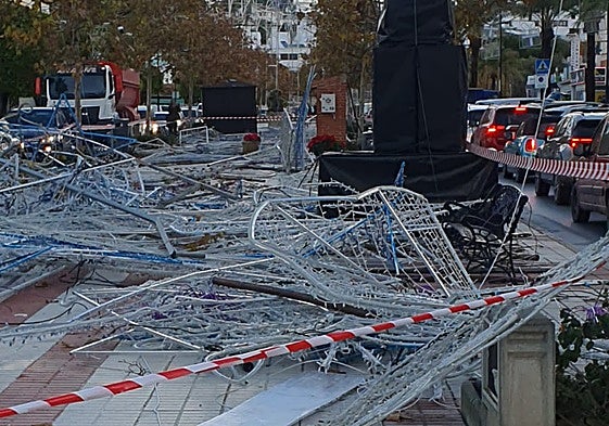 Damage to the Christmas lights caused by the waterspout in La Cala de Mijas.