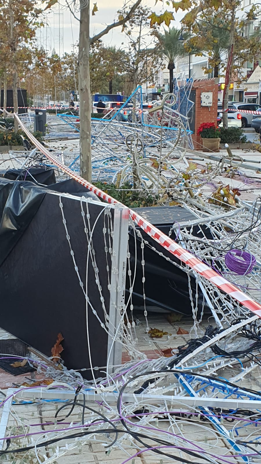 Wind damage in Mijas, where trees have fallen as well as some of the Christmas lights