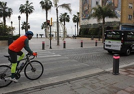 A cyclist makes his way along Avenida del Mediterráneo in Rincón de la Victoria.