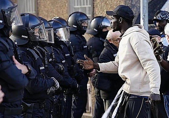 Eviction of the occupied former high school in Badalona on Wednesday.
