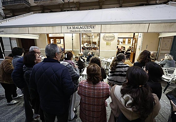 Queues to get a table at La Malagueña.