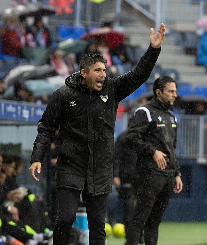 Imagen secundaria 2 - Malaga CF cap turbulent year with convincing derby win in front of the fans