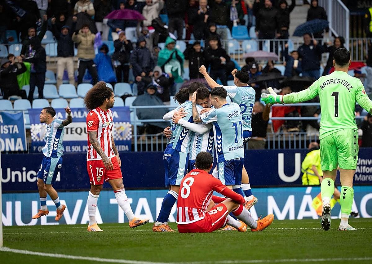Imagen secundaria 1 - Malaga CF cap turbulent year with convincing derby win in front of the fans