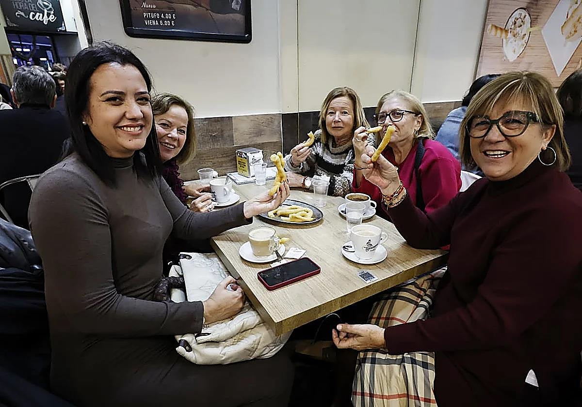 Imagen principal - Capital of the Costa del Sol goes crazy for churros at Christmas: 'We make around 1,500 a day'