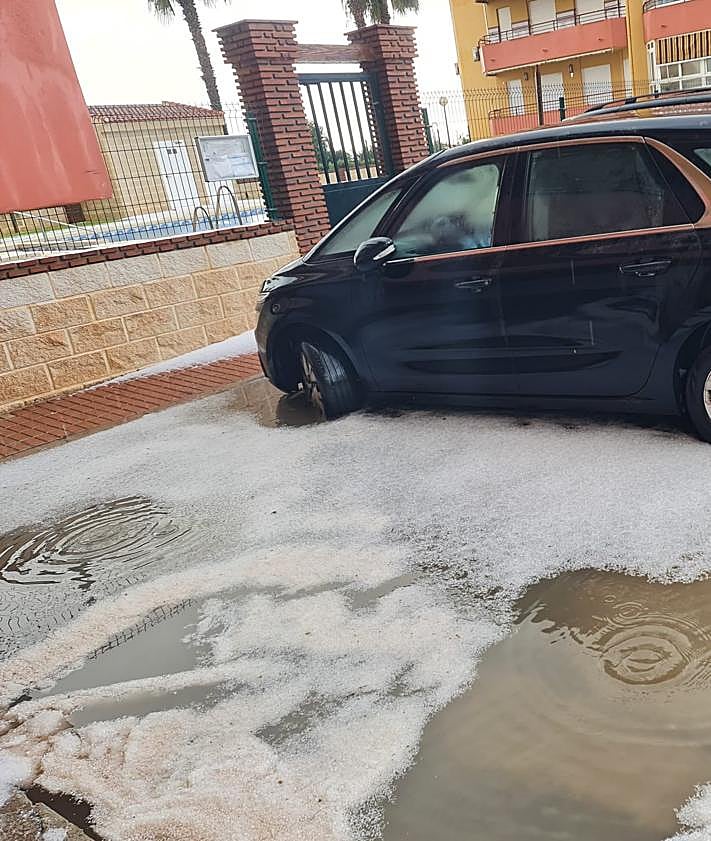 Imagen secundaria 2 - Three images of the hailstorm in Rincón de la Victoria. 