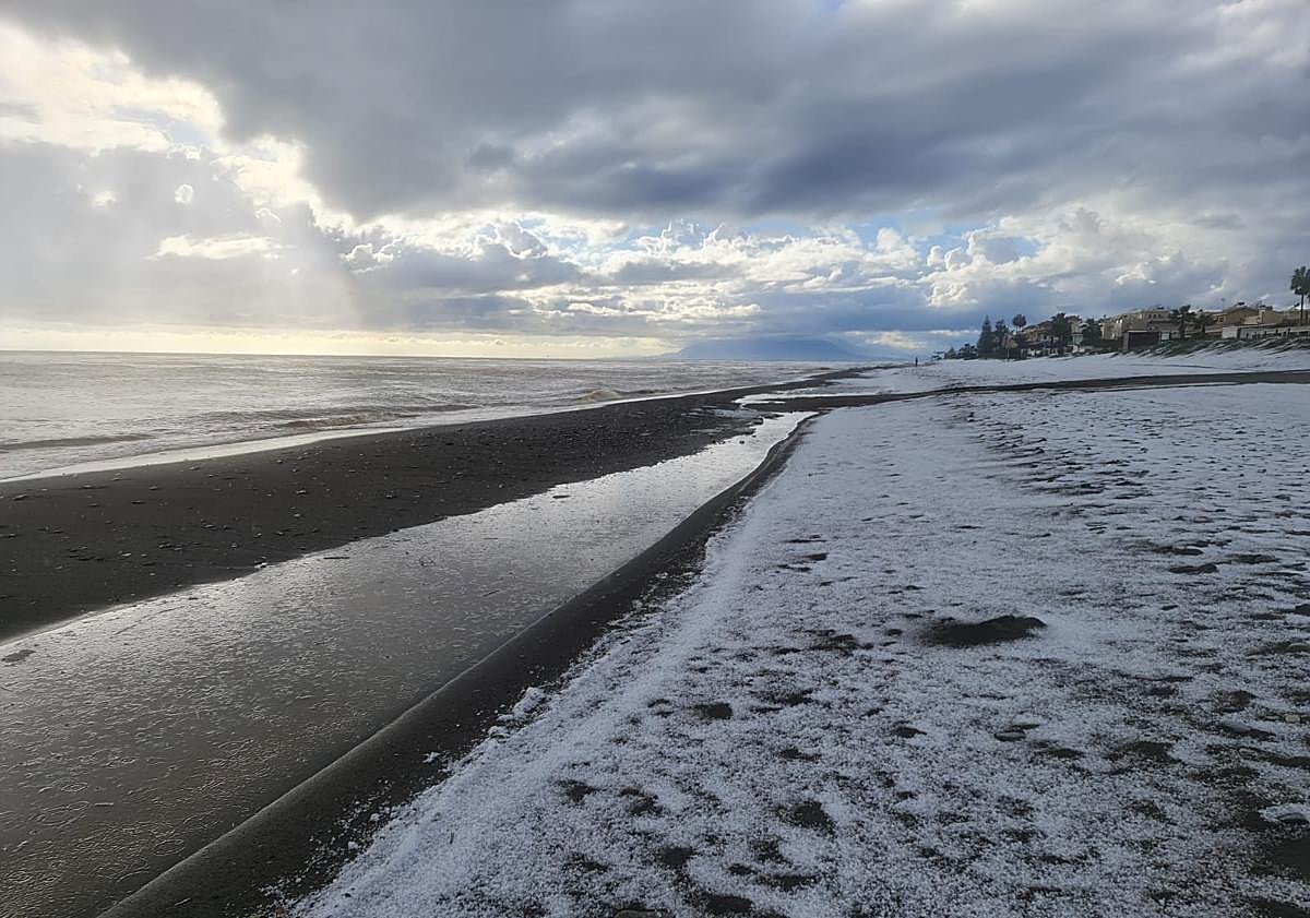 Imagen principal - Three images of the hailstorm in Rincón de la Victoria. 