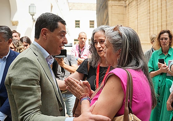 Juanma Moreno, on 24 July, when he made a commitment to the representatives of the collective to implement the service.