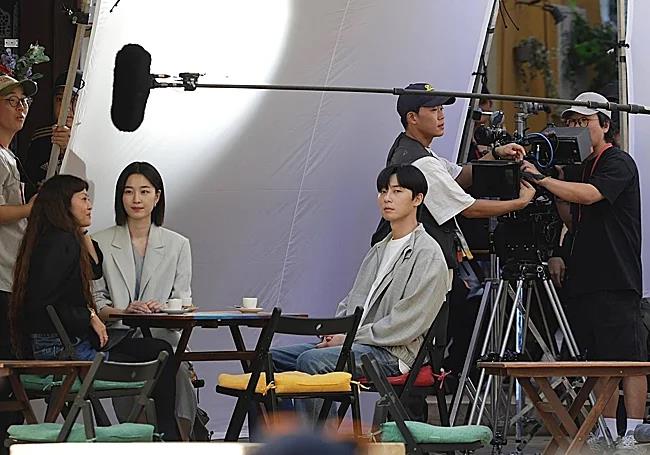 Actors Park Seo-Joon and Won Ji-Anno (second from the left), during filming in Malaga's Alcazabilla.
