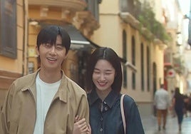 Actors Park Seo-Joon and Won Ji-An, in a location still from the series in Malaga's Calle Beatas.