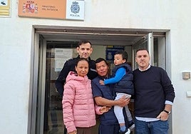 The life-saving National Police officers with the grateful parents and their son.