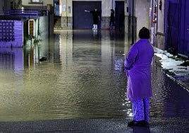 A neighbour observes the flooding in the Doña Ana neighbourhood.