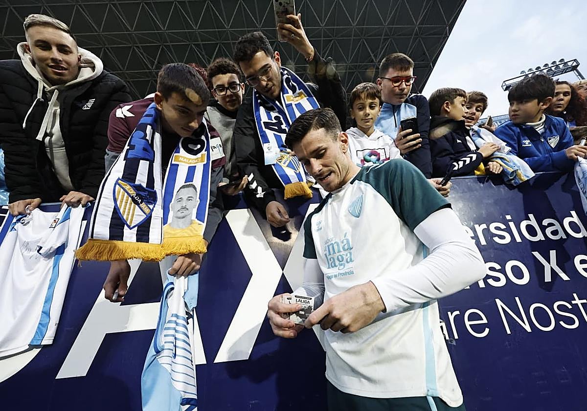 Imagen principal - Malaga CF return from Christmas break with sold-out open training session