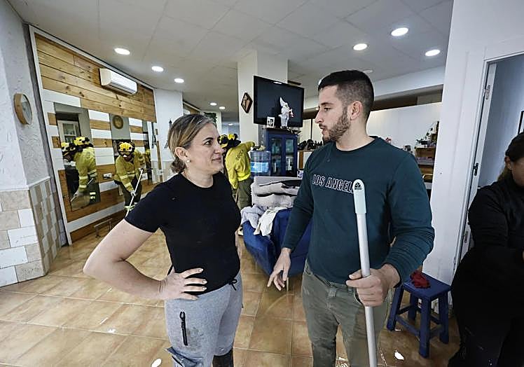 Fernando García and Mónica Moreno, who run a hairdressing salon and nutrition shop.