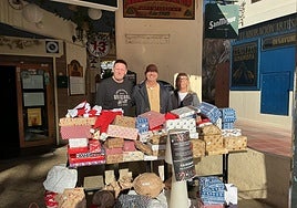 Baxter and Castellon (c) with the owner of Pub Branigans.