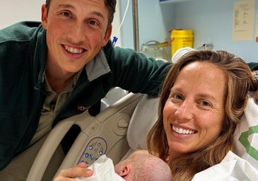 Parents Daniel and Carlota with their daughter Sofía.