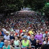 Runners on the main Alameda during the 2025 edition.