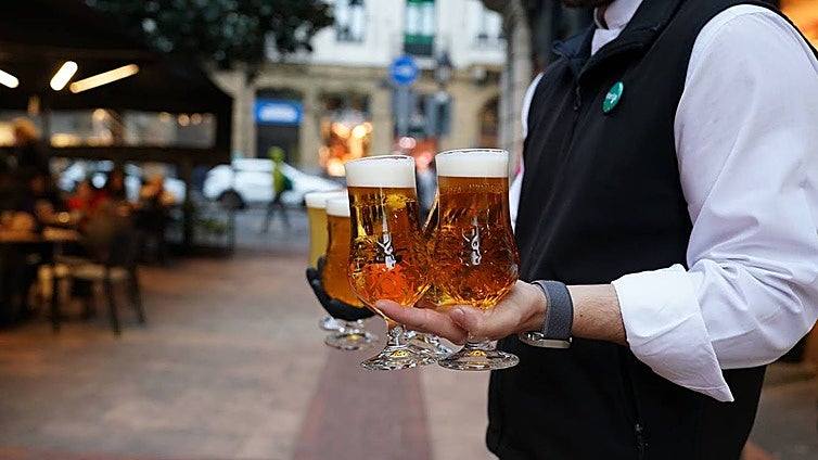 Benalmádena hotel waiter sacked for consuming beer while on duty
