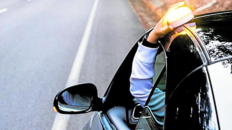 V-16 emergency beacon: DGT clarification for obligations of motorcyclists and multi-vehicle homes