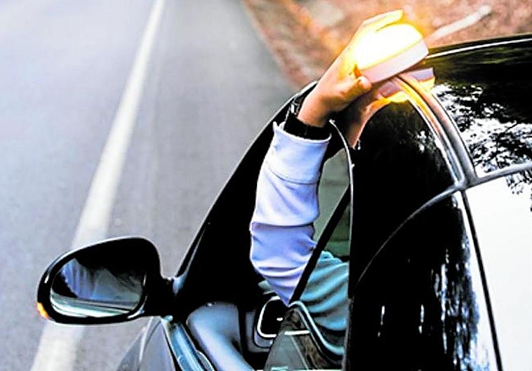 V-16 emergency beacon: DGT clarification for obligations of motorcyclists and multi-vehicle homes