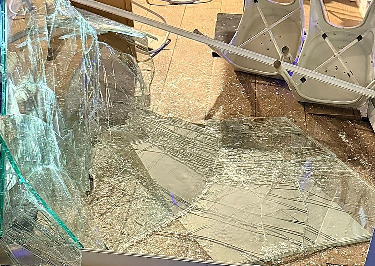 Imagen secundaria 1 - Malaga ram-raid burglars flee on foot after car gets stuck and leave wallet behind