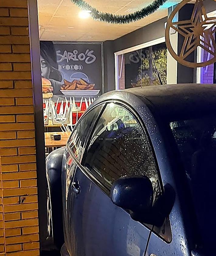 Imagen secundaria 2 - Malaga ram-raid burglars flee on foot after car gets stuck and leave wallet behind