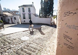 The poetic mini-paintings reappear in the most beautiful corners of the Albaicín.
