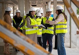 Regional minister Loles López and the Mayor of Benalmádena, Juan Antonio Lara, during the visit.