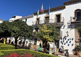 Historic town hall building closes for refubishment and offices are relocated