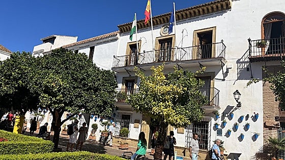 Historic town hall building closes for refubishment and offices are relocated