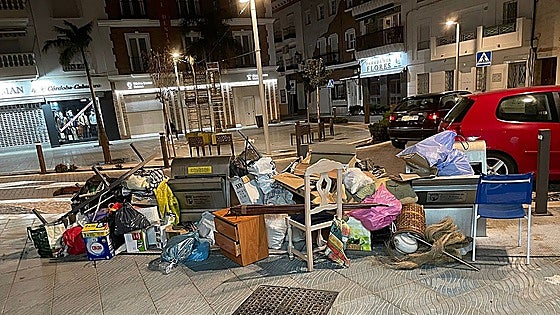 Costa del Sol town issues warning as large amount of waste and furniture is dumped on busy square
