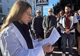 A worker at the Estepona West Health Centre reads the manifesto demanding specific safety measures after the incident on the 15th.