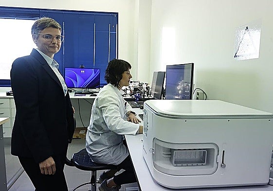 Yara Aceta, next to the prototype of BioExplorer, the antibiotic allergy diagnostic machine.