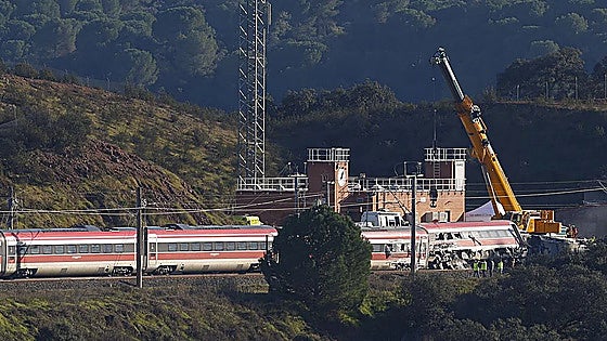 Cordoba crash investigators examine 500 metres of rail tracks and Iryo train gear