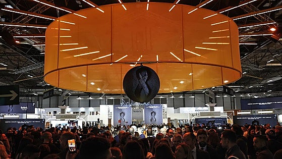 Fitur tourism fair begins in Madrid, with black ribbons and minute's silence