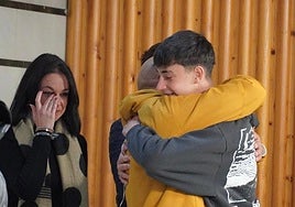 Carmelo (in the mustard-coloured sweatshirt) hugs Julio in the presence of the boy's mother.