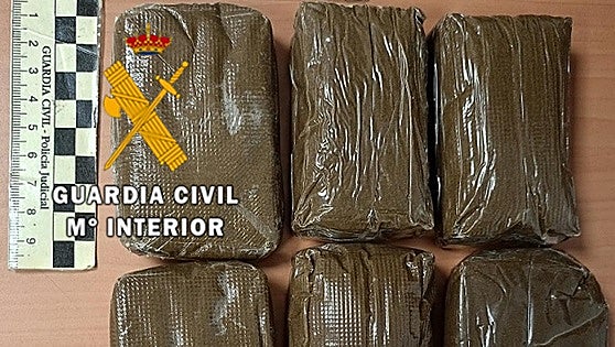 Two young men arrested in Mijas after throwing 716 grams of hashish from hotel window