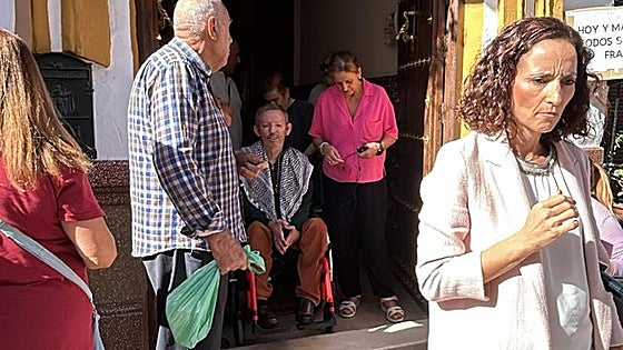 Malaga town rallies to pledge 40,000 euros before a notary to prevent disabled neighbour's eviction