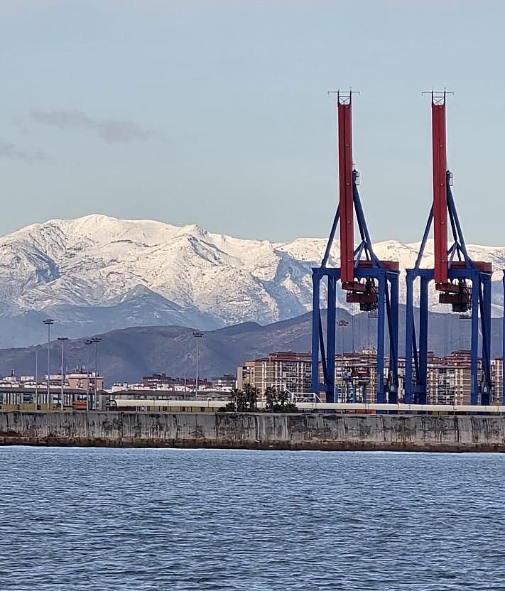 Imagen secundaria 2 - Snow in the Sierra Bermeja, Protección Civil in Estepona and the view of La Maroma from Malaga.