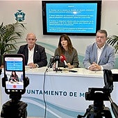 Mata flanked by the councillors for urbanisations and the treasury.