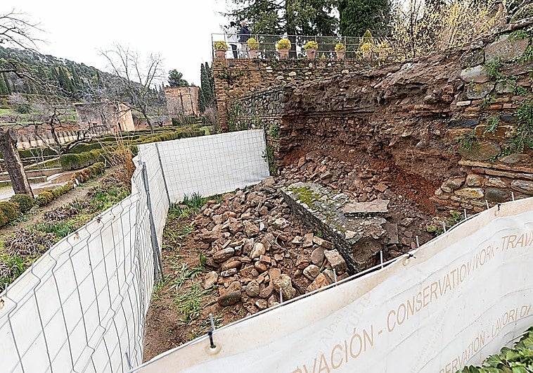Part of the wall that has collapsed due to the rains in the area between the Partal Bajo and the Generalife, in the Alhambra.