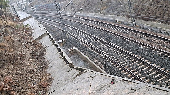 Firefighters warn wall could collapse on Malaga Cercanías train line