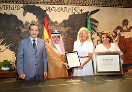 Marbella's mayor receives the award from ATO's current president.