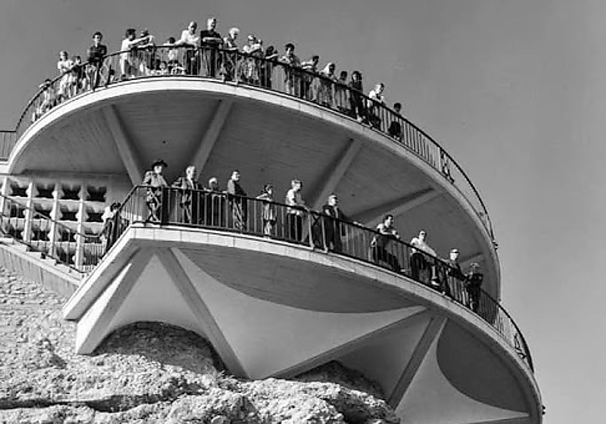 A photo of the lower viewpoint below the Balcón de Europa before the restaurant opened