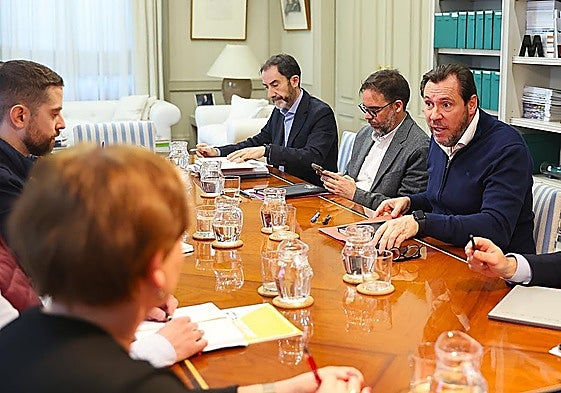 Minister Óscar Puente during the meeting with the train drivers.