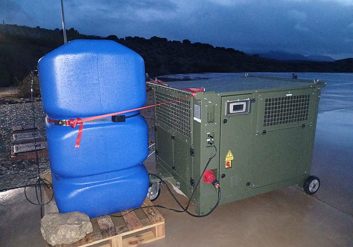 Machines that generate drinking water from humidity taken to Malaga and Cadiz villages in danger of being cut off by flooding