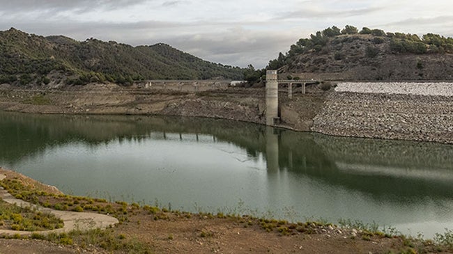 Imagen antes - The Guadalteba reservoir in October 2024 and February 2026.