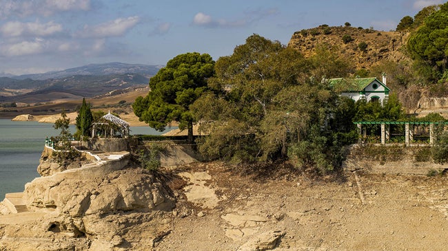 Imagen antes - The Conde del Guadalhorce reservoir in October 2024 and February 2026.