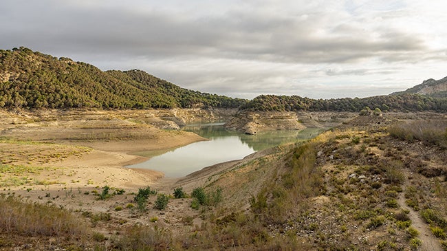 Imagen antes - The Guadalhorce reservoir in October 2024 and February 2026.