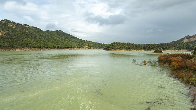 Imagen después - The Guadalhorce reservoir in October 2024 and February 2026.